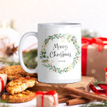 Modern Wreath en script | Vrolijk kerstfeest Koffiemok<br><div class="desc">Deze eenvoudige en stijlvolle vakantie-mok is voorzien van een verbluffende waterverf met groene en faux gouden bladeren en rode holly bessen,  en een zwarte moderne scripttypografie die op een witte achtergrond "Vrolijk kerstfeest" zegt.</div>