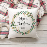 Modern Wreath en script | Vrolijk kerstfeest Kussen<br><div class="desc">Deze eenvoudige en stijlvolle vakantiepalle biedt een verbluffende waterverf met groene en nepgoudbladeren en rode holly bessen,  en een zwarte moderne scripttypografie die "prettige kerst" op een witte achtergrond zegt.</div>