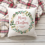 Modern Wreath en script | Vrolijk kerstfeest Kussen<br><div class="desc">Deze eenvoudige en stijlvolle vakantiepalg biedt een verbluffende waterverf met groene en nepgouden bladeren en rode holly bessen,  en een rode moderne scripttypografie die op een witte achtergrond "Vrolijk Kerstfeest" zegt.</div>