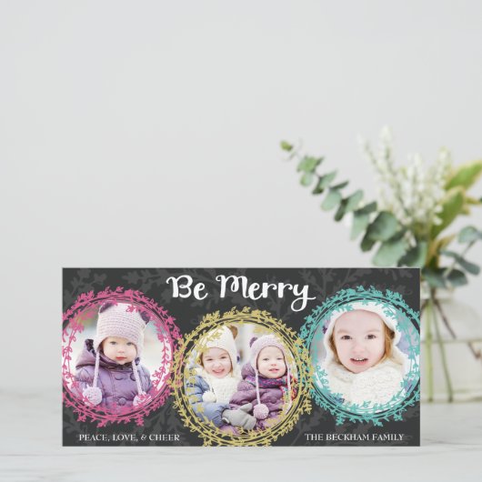 Modern Wreaths be Merry Three Photo Grey Feestdagenkaart (Staand voorkant)