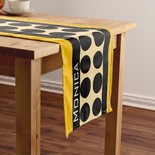 Modern yellow  beige &black dots monogram name korte tafelloper (Voorbeeld)