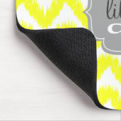 Modern Yellow Chevron Ikat gepersonaliseerd Muismat (Hoek)