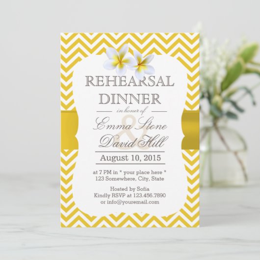 Modern Yellow Chevron Plumeria Rehearsal Dinner Kaart (Staand voorkant)