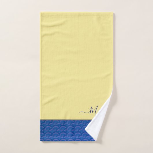 Modern Yellow Coastal Blue Seashell Monogram Bad Handdoek (Handdoek)