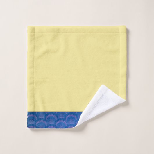 Modern Yellow Coastal Blue Seashell Monogram Bad Handdoek (Wasdoekje)