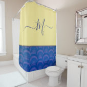 Modern Yellow Coastal Blue Seashell Monogram Douchegordijn (In situ)