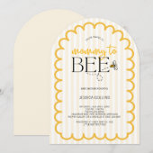 Modern Yellow Script Arch Mama naar Bee Baby showe Kaart (Voorkant / Achterkant)