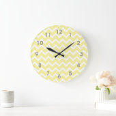 Modern Yellow White Chevron Clock - grijze getalle Grote Klok (Huis)