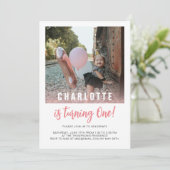 Modern, ze maakt 'n stomme roze foto 's 's avonds. kaart (Staand voorkant)