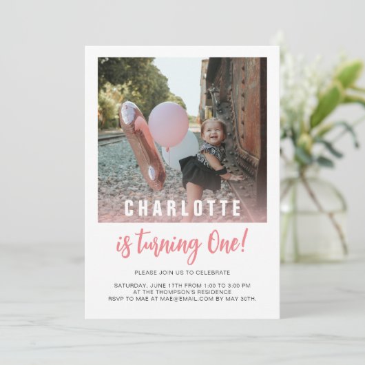 Modern, ze maakt 'n stomme roze foto 's 's avonds. kaart (Staand voorkant)