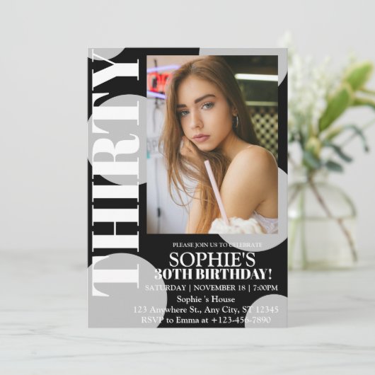 Modern Zwart 30e verjaardag Party Foto Kaart (Staand voorkant)