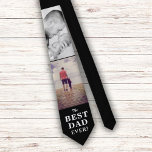 Modern Zwart Beste Vader Ooit Vaderdag 2 Foto's Stropdas<br><div class="desc">Modern Zwart Beste Vader Ooit Vaderdag 2 Foto's stropdas. Witte typografie op een zwarte achtergrond met 2 foto's - voeg uw foto's toe. U kunt elke tekst op het stropdas wijzigen. Een perfect cadeau voor een vader,  nieuwe vader of grootvader op Vaderdag.</div>