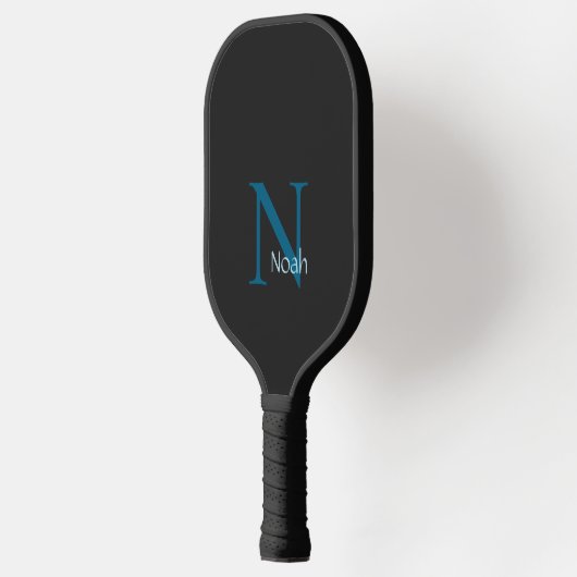 Modern Zwart Blauw Aangepaste Monogram Naam Pickleball Paddle (Links)
