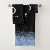 Modern zwart-blauw glitter initiaal monogram mok bad handdoek (Insitu)