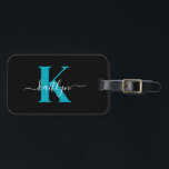 Modern zwart Blauwgroen script Monogram Bagagelabel<br><div class="desc">Dit eenvoudige, elegante zwarte bagagelabel met uw voornaam in een trendy schrift lettertype in het wit getypt over uw eerste initiaal in een modern petten lettertype in blauwgroen aan de ene kant en een slide in kaart voor jouw naam, adres en telefoonnummer aan de andere kant zou er geweldig uitzien...</div>