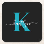 Modern zwart Blauwgroen script Monogram Kartonnen Onderzetters<br><div class="desc">Deze eenvoudige, elegante zwarte vierkante papieren onderzetters met uw voornaam in een trendy scriptlettertype in wit, getypt over uw eerste initiaal in een modern petten lettertype in blauwgroen, zijn ideaal om uw tafels en tellers vrij te houden van waterringen. Ze absorberen druppels, zodat u zich geen zorgen hoeft te maken...</div>