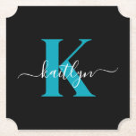 Modern zwart Blauwgroen script Monogram Kartonnen Onderzetters<br><div class="desc">Deze eenvoudige, elegante zwarte papieren onderzetters met je voornaam in een trendy schrift in wit, getypt over je eerste initiaal in een modern petten lettertype in blauwgroen, zijn ideaal om je tafels en tellers vrij te houden van waterringen. Ze absorberen druppels, zodat u zich geen zorgen hoeft te maken wanneer...</div>