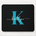 Modern zwart Blauwgroen script Monogram Muismat<br><div class="desc">Deze eenvoudige, elegante zwarte mousepad met uw voornaam in een trendy script lettertype in wit getypt over uw eerste initiaal in een modern petten lettertype in blauwgroen is ideaal voor uw kantoor / bureau. Het is stijlvol en trendy en toch zeer klassiek.</div>