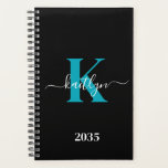 Modern zwart Blauwgroen script Monogram Planner<br><div class="desc">Deze eenvoudige, elegante zwarte 5, 5 x 8, 5 soft planner met uw voornaam in een trendy script lettertype in wit getypt over uw eerste initiaal in een modern petten lettertype in blauwgroen is ideaal voor u. Het is stijlvol en trendy en toch zeer klassiek. Het maakt het houden van...</div>