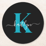 Modern zwart Blauwgroen script Monogram Ronde Kartonnen Onderzetter<br><div class="desc">Deze eenvoudige, elegante zwarte ronde papieren onderzetters met uw voornaam in een trendy scriptlettertype in wit, getypt over uw eerste initiaal in een modern petten lettertype in blauwgroen, zijn ideaal om uw tafels en tellers vrij te houden van waterringen. Ze absorberen druppels, zodat u zich geen zorgen hoeft te maken...</div>