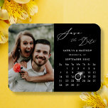 Modern Zwart Elegant Script Photo Save the Date Magneet<br><div class="desc">Modern Zwart Elegant Script 'Save the Date' Magnet met aangepaste kalender met een prachtige foto. Laat je familie, vrienden en collega’s weten dat je een datum hebt vastgesteld voor je huwelijksfeest met deze elegante magneet. Als u de ringmarkering wilt verplaatsen > klik hieronder op blauw ‘Personaliseren’ > omlaag schuiven >...</div>