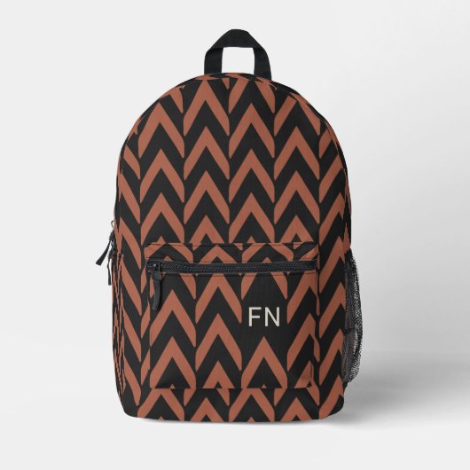 Modern zwart en bruin Chevron Monogram Initialen Bedrukte Rugzak (Voorkant)