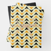 Modern zwart en geel geometrisch driehoekpatroon inpakpapier vel (In situ)