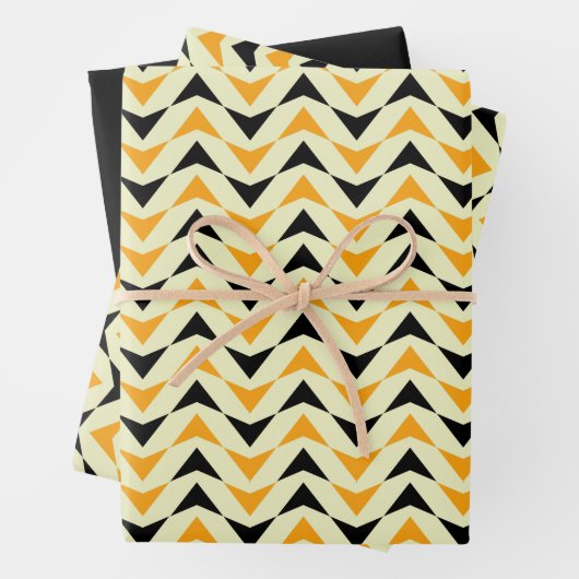 Modern zwart en geel geometrisch driehoekpatroon inpakpapier vel (In situ)