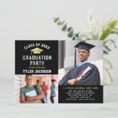 Modern Zwart en Goud 2025 Foto Afstuderen Party Kaart (Staand voorkant)