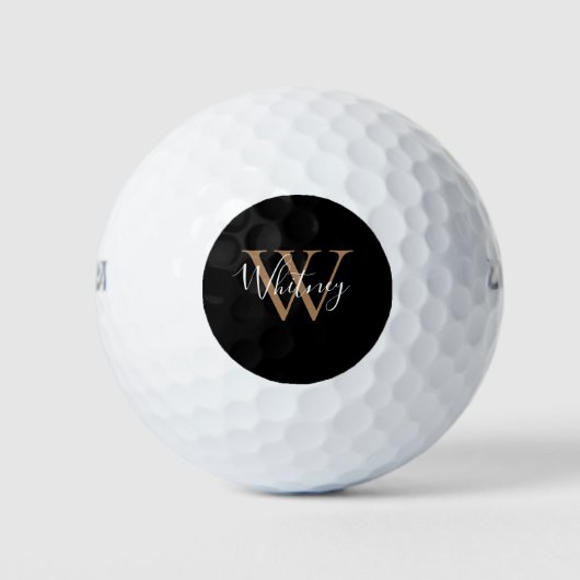 Modern zwart en goud monogram scriptnaam golfballen (Voorkant)