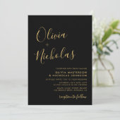 Modern Zwart en Goud Script Monogram Bruiloft Kaart (Staand voorkant)