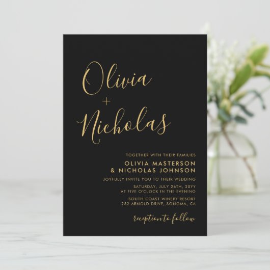 Modern Zwart en Goud Script Monogram Bruiloft Kaart (Staand voorkant)