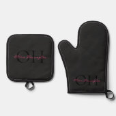 Modern Zwart en Roze Script Classic Monogram Ovenwant & Pannenlap Set (Voorkant)
