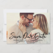 Modern Zwart Geborsteld Script Trouwfoto Aankondiging (Voorkant)