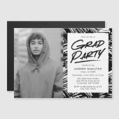 Modern zwart gestreepte Afstudeerder foto afstudee Magnetische Uitnodiging (Voorkant / Achterkant)