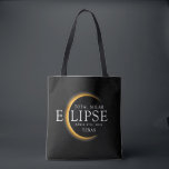 Modern Zwart & Goud 2024 Texas Totale Zonsverduist Tote Bag<br><div class="desc">Introductie van onze Modern Black & Gold 2024 Texas Total Solar Eclipse Custom T-Shirt, een stijlvol en herdenkingsstuk voor dit zeldzame hemelse evenement. dit shirt legt de elegantie en opwinding van de totale zonsverduistering vast. Met het jaar 2024 gedurfd weergegeven, samen met de locatie van Texas, dient het als een...</div>