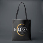 Modern Zwart & Goud 2024 Texas Totale Zonsverduist Tote Bag<br><div class="desc">Introductie van onze Modern Black & Gold 2024 Texas Total Solar Eclipse Custom T-Shirt, een stijlvol en herdenkingsstuk voor dit zeldzame hemelse evenement. dit shirt legt de elegantie en opwinding van de totale zonsverduistering vast. Met het jaar 2024 gedurfd weergegeven, samen met de locatie van Texas, dient het als een...</div>