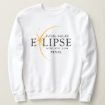 Modern Zwart & Goud 2024 Texas Totale Zonsverduist Trui<br><div class="desc">Introductie van onze Modern Black & Gold 2024 Texas Total Solar Eclipse Custom T-Shirt, een stijlvol en herdenkingsstuk voor dit zeldzame hemelse evenement. dit shirt legt de elegantie en opwinding van de totale zonsverduistering vast. Met het jaar 2024 gedurfd weergegeven, samen met de locatie van Texas, dient het als een...</div>