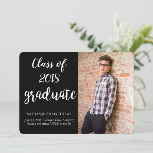 Modern Zwart Goud Afstuderen Aankondiging Kaart (Staand voorkant)