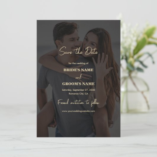 Modern Zwart Goud Foto Overlay Bruiloft Save The Date (Staand voorkant)