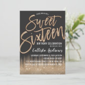 Modern Zwart Goud Glitter Typografie Sweet 16 Kaart (Staand voorkant)