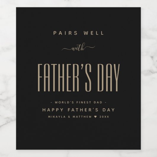 Modern zwart & goud "Pairs goed met Vaderdag" Wijn Etiket (Enkel label)