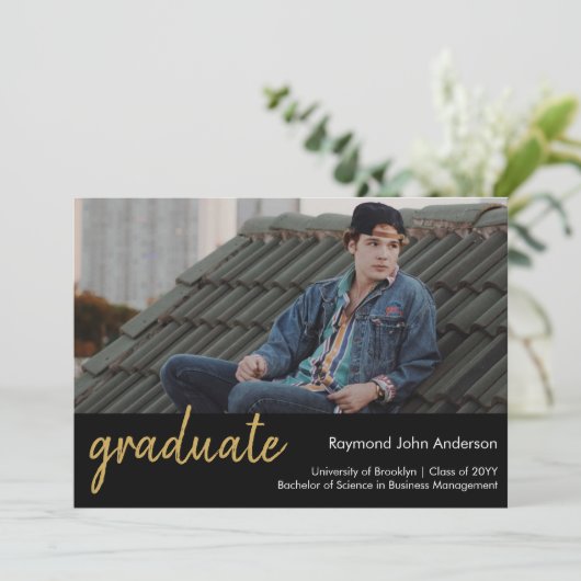 Modern Zwart Goud Script Foto Afstuderen Aankondiging (Staand voorkant)