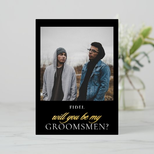Modern Zwart Goud Script Foto Groomsmen Voorstel Folie Uitnodiging (Staand Voorkant)