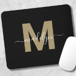Modern Zwart Goud Script Naam Initiaal Monogram Muismat<br><div class="desc">Gepersonaliseerde Elegant Modern Zwart Goud Script Initiaal Naam Monogram Muismat. Voeg een vleugje sophisticatie toe aan uw werkruimte met dit chique muismatje. Het beschikt over een plat goudkleurig initiaal (zonder glinstering of folie) gecentreerd op een strakke zwarte achtergrond. Het verfijnde ontwerp combineert elegantie met functionaliteit, waardoor het een perfecte aanvulling...</div>