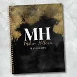 Modern Zwart Goud Script Naam Monogram Planner<br><div class="desc">Deze stijlvolle planner is perfect voor het bijhouden van uw planning, doelen en taken, voor zakelijk of persoonlijk gebruik. Het ontwerp heeft een aanpasbaar jaar aan de voorkant, zodat u het elk jaar kunt bijwerken. Met een strakke zwarte achtergrond en faux gouden waterverf of op marmer geïnspireerde accenten, combineert het...</div>