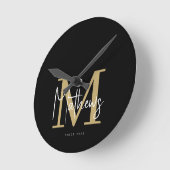 Modern Zwart Goud Wit Monogram Familienaam Ronde Klok (Hoek)
