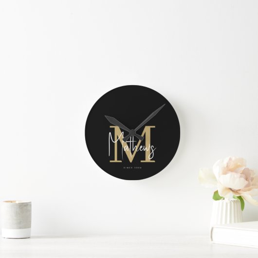 Modern Zwart Goud Wit Monogram Familienaam Ronde Klok (Huis)
