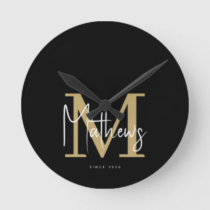 Modern Zwart Goud Wit Monogram Familienaam Ronde Klok