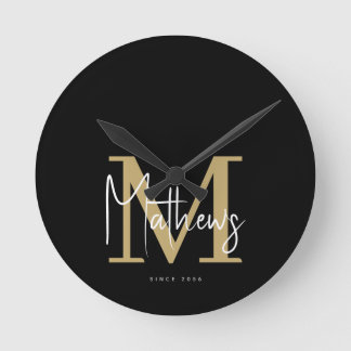 Modern Zwart Goud Wit Monogram Familienaam Ronde Klok